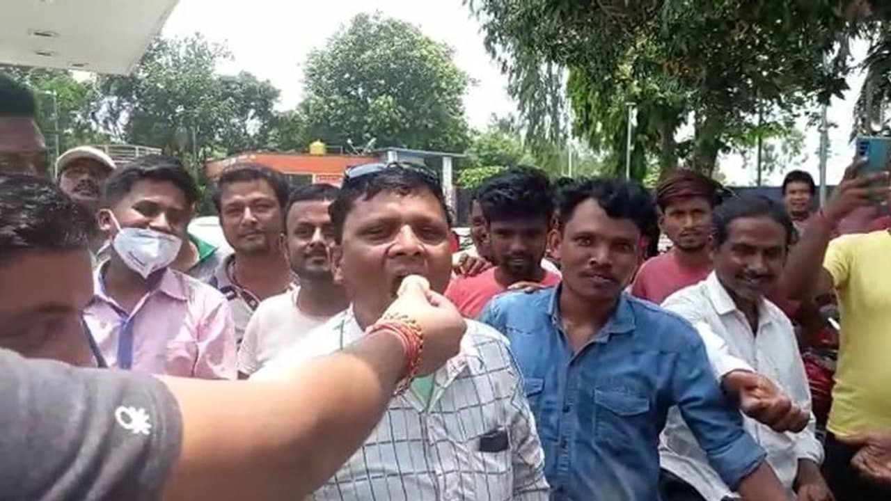 দাম বৃদ্ধির প্রতিবাদ, পেট্রোল পাম্পে ক্রেতাদের মিষ্টিমুখ তৃণমূল কর্মীদের দাম বৃদ্ধির প্রতিবাদ, পেট্রোল পাম্পে ক্রেতাদের মিষ্টিমুখ তৃণমূল কর্মীদের