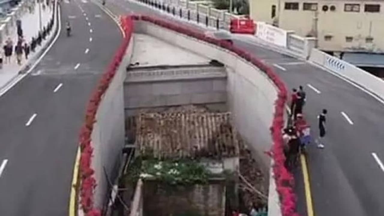 വീടൊഴിയാൻ തയ്യാറായില്ല, ഹൈവേയുടെ ഒത്ത നടുക്കൊരു വീട്ടിൽ താമസിക്കുന്ന സ്ത്രീ വീടൊഴിയാൻ തയ്യാറായില്ല, ഹൈവേയുടെ ഒത്ത നടുക്കൊരു വീട്ടിൽ താമസിക്കുന്ന സ്ത്രീ