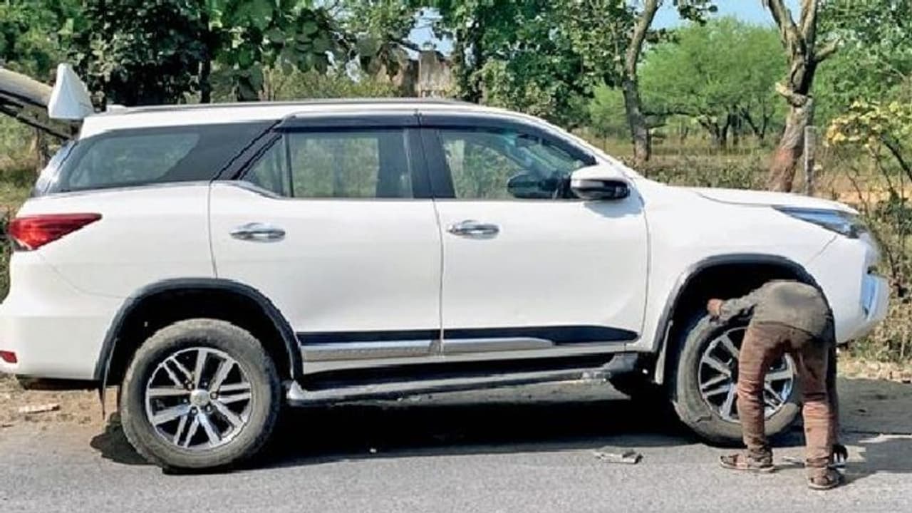 10 मिनट में चुरा ले गए 38 लाख की ऑटोमेटिक की लेस सिक्योरिटी फीचर्स वाली कार, हाइटेक चोरी देख पुलिस हैरान 10 मिनट में चुरा ले गए 38 लाख की ऑटोमेटिक की लेस सिक्योरिटी फीचर्स वाली कार, हाइटेक चोरी देख पुलिस हैरान