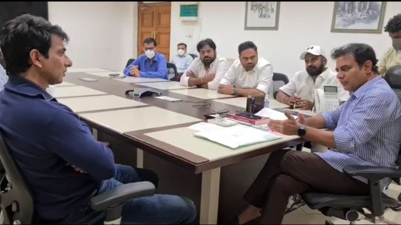 నటుడు సోనూసూద్ కు ప్రగతిభవన్ లో ఆతిథ్యం... మంత్రి కేటీఆర్ తో లంచ్ (వీడియో) నటుడు సోనూసూద్ కు ప్రగతిభవన్ లో ఆతిథ్యం... మంత్రి కేటీఆర్ తో లంచ్ (వీడియో)