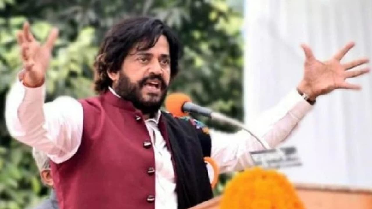 सांसद रवि किशन का ओवैसी को चैलेंज: कहा योगी जी को छूकर तो दिखाओ..सीधा उड़ के हैदराबाद जाओगे सांसद रवि किशन का ओवैसी को चैलेंज: कहा योगी जी को छूकर तो दिखाओ..सीधा उड़ के हैदराबाद जाओगे