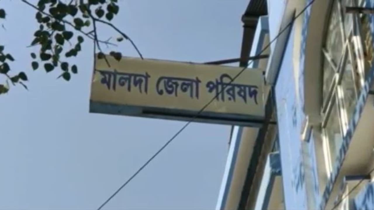 হাইকোর্টে আবেদন খারিজ, তড়িঘড়ি ইস্তফা মালদা জেলা পরিষদের সভাধিপতির হাইকোর্টে আবেদন খারিজ, তড়িঘড়ি ইস্তফা মালদা জেলা পরিষদের সভাধিপতির