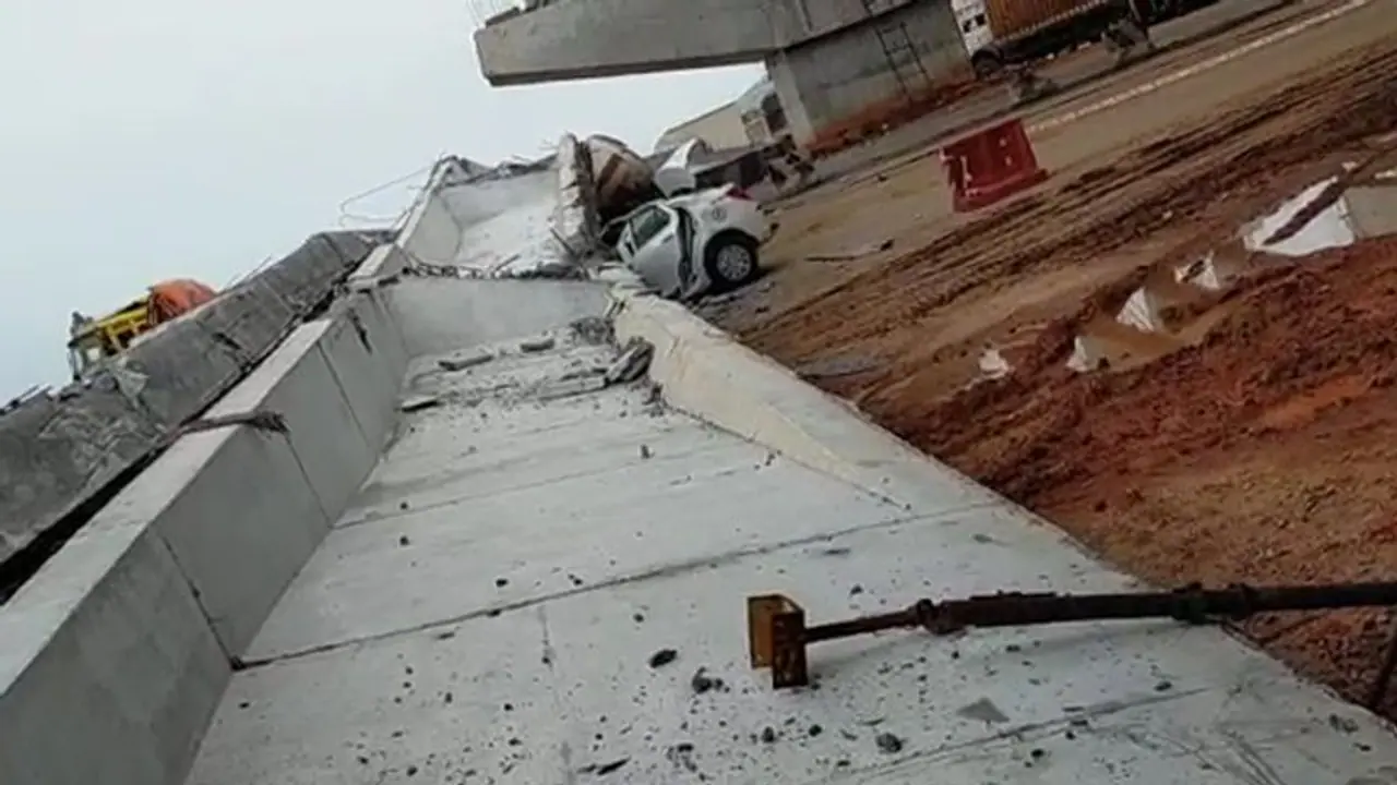 విశాఖలో ఘోర ప్రమాదం: కుప్పకూలిన బ్రిడ్జ్, నుజ్జునుజ్జయిన కార్లు.. ఇద్దరి మృతి విశాఖలో ఘోర ప్రమాదం: కుప్పకూలిన బ్రిడ్జ్, నుజ్జునుజ్జయిన కార్లు.. ఇద్దరి మృతి