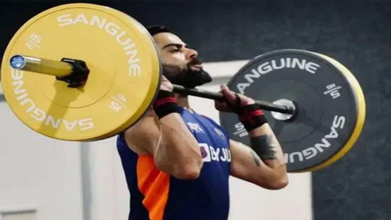 ब्रेक में भी इंग्लैंड दौरे की तैयारी कर रहे Virat Kohli, कई किलो के डंबल्स उठाकर की ऐसी कसरत, Video Viral ब्रेक में भी इंग्लैंड दौरे की तैयारी कर रहे Virat Kohli, कई किलो के डंबल्स उठाकर की ऐसी कसरत, Video Viral