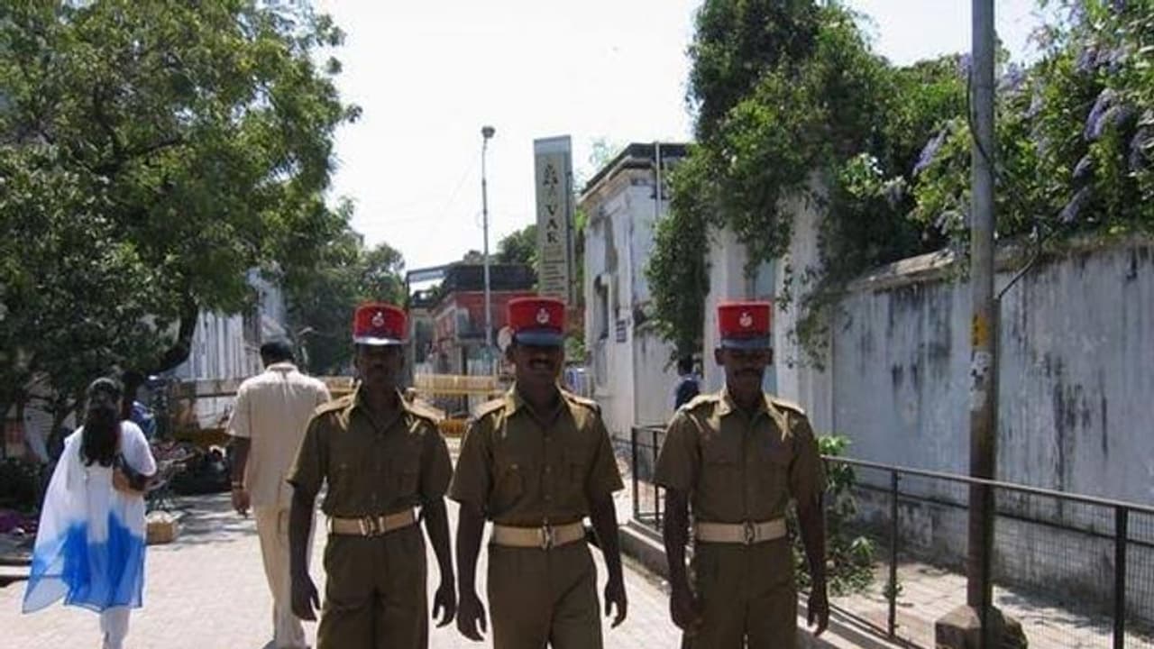 எஸ்.பி.ஐ வங்கி ஏடிஎம் கொள்ளை.. ஹரியான விரைகிறது புதுச்சேரி போலீஸ்.. சென்னையில் வந்து விசாரணை. எஸ்.பி.ஐ வங்கி ஏடிஎம் கொள்ளை.. ஹரியான விரைகிறது புதுச்சேரி போலீஸ்.. சென்னையில் வந்து விசாரணை.
