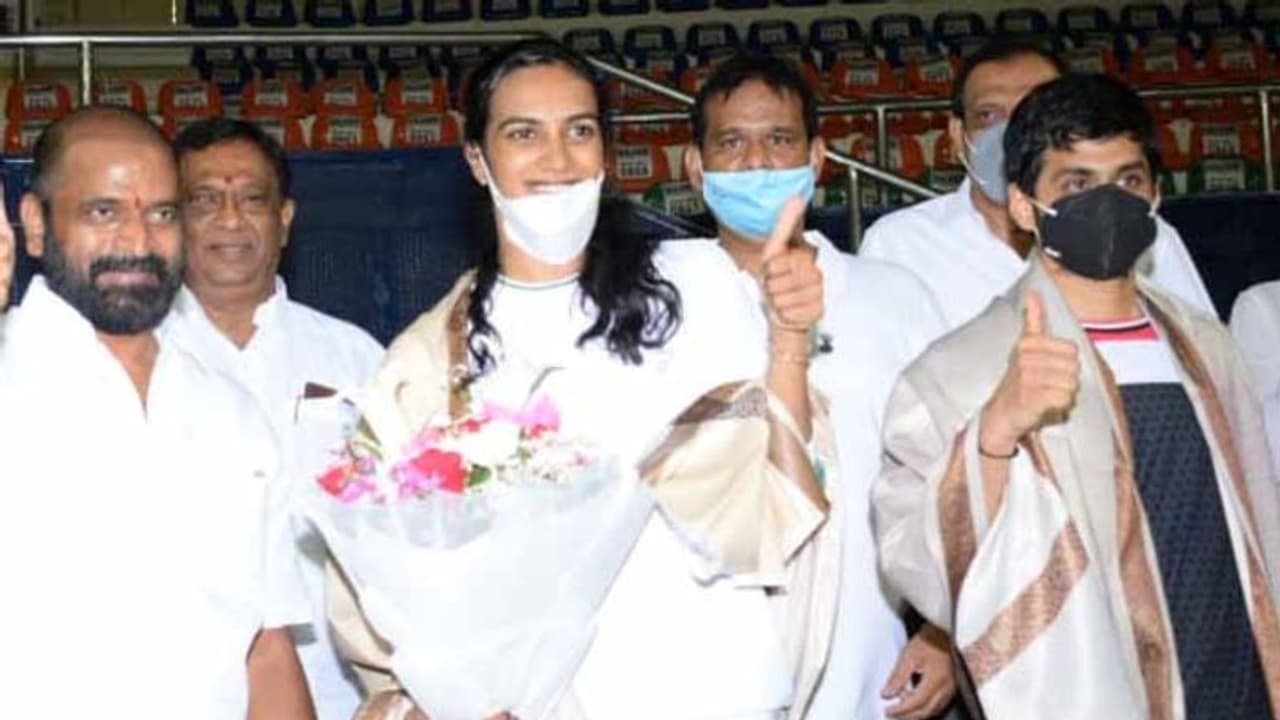 మంత్రి కోరితేనే స్టేజీ ఎక్కిన క్రీడాకారులు:గుంపుల మధ్య సన్మానంపై అసంతృప్తి మంత్రి కోరితేనే స్టేజీ ఎక్కిన క్రీడాకారులు:గుంపుల మధ్య సన్మానంపై అసంతృప్తి