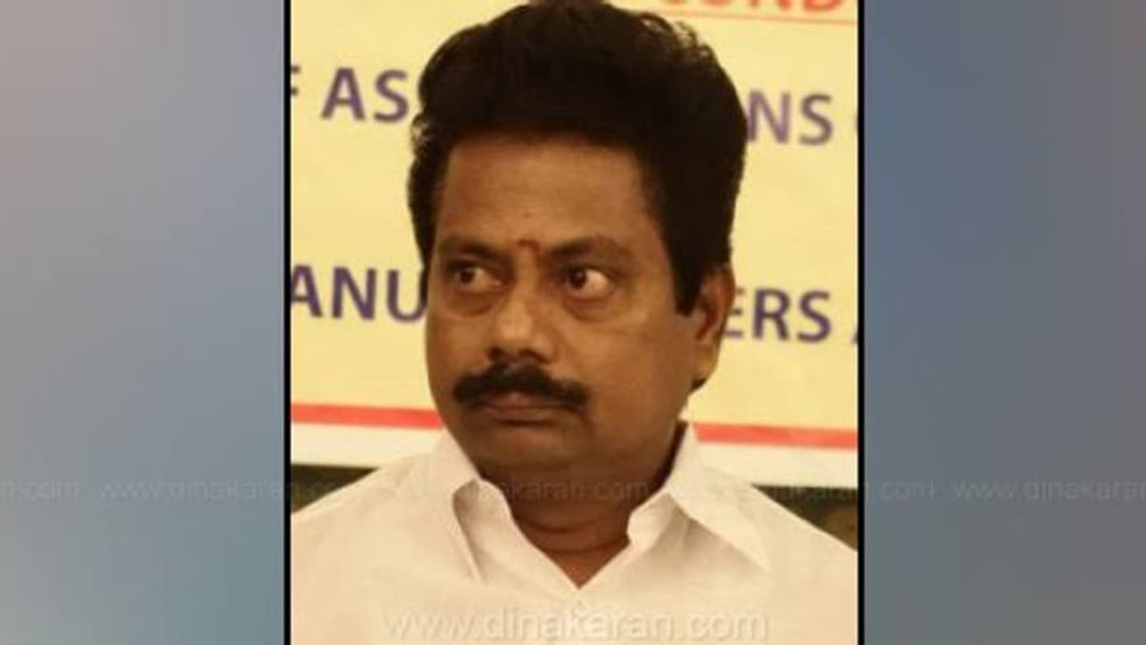 கூவத்தூர் விடுதியில் அடிமைகளாக இருந்தீர்களா..? முன்னாள் அமைச்சர்களை வறுத்தெடுக்குத் மாஜி அமைச்சர் செந்தமிழன். கூவத்தூர் விடுதியில் அடிமைகளாக இருந்தீர்களா..? முன்னாள் அமைச்சர்களை வறுத்தெடுக்குத் மாஜி அமைச்சர் செந்தமிழன்.