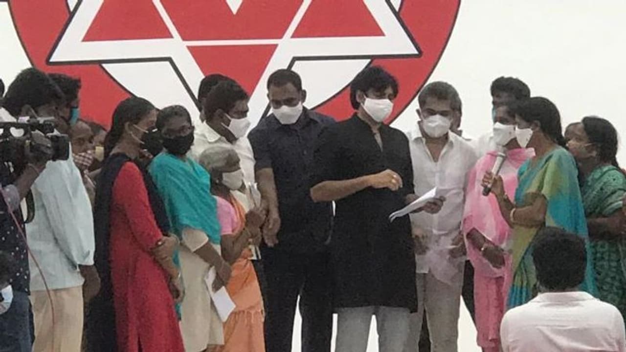 ఇలాంటి నాయకులు పాలిస్తుంటే మానభంగాలెలా ఆగుతాయి..: పవన్ సీరియస్ ఇలాంటి నాయకులు పాలిస్తుంటే మానభంగాలెలా ఆగుతాయి..: పవన్ సీరియస్