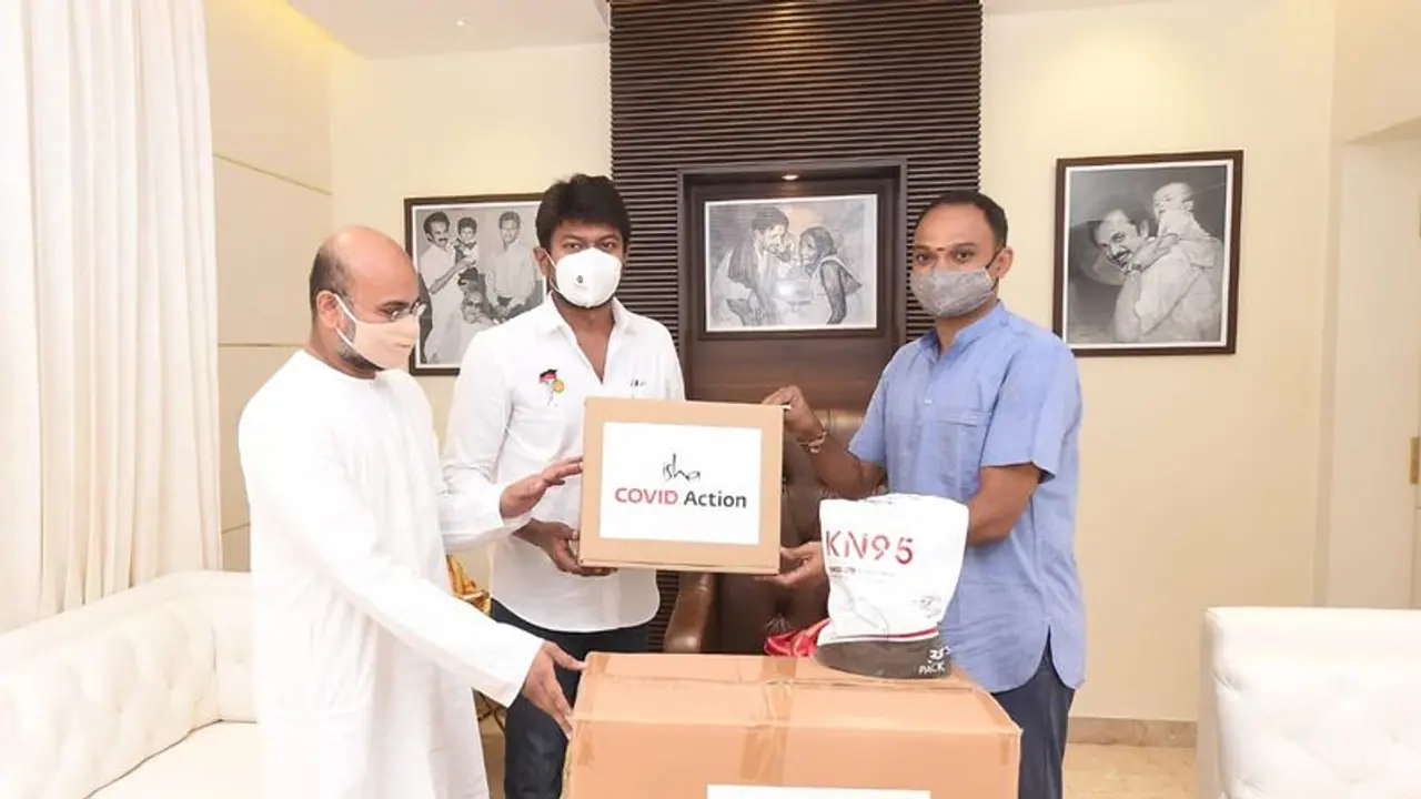 திமுக எம்.எல்.ஏ. உதயநிதி ஸ்டாலினிடம் மருத்துவ உபகரணங்களை வழங்கிய ஈஷா...! திமுக எம்.எல்.ஏ. உதயநிதி ஸ்டாலினிடம் மருத்துவ உபகரணங்களை வழங்கிய ஈஷா...!