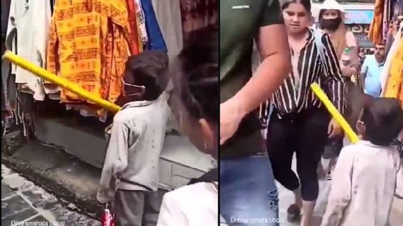 മാസ്ക് ധരിക്കാത്ത ടൂറിസ്റ്റുകളെ ശകാരിച്ച് ബാലന്‍; വീഡിയോ വൈറല്‍