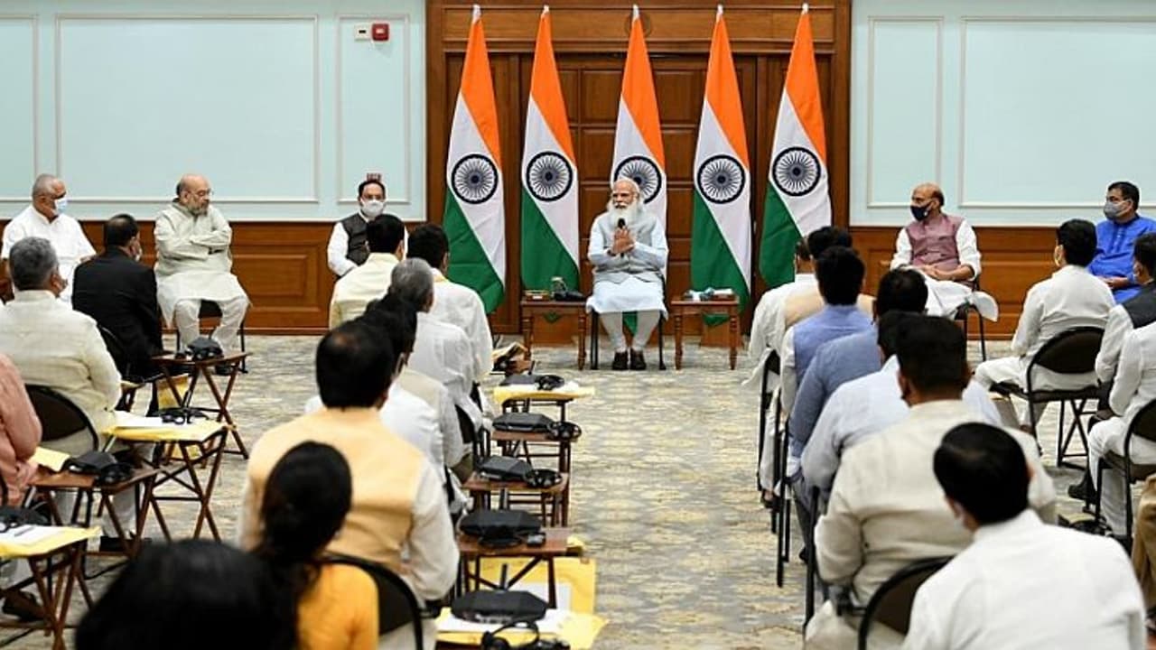 కేంద్ర కేబినెట్ విస్తరణ: మోడీ కొత్త టీమ్.. ప్రమాణ స్వీకారం చేయనున్న 43 మంది వీరే..!! కేంద్ర కేబినెట్ విస్తరణ: మోడీ కొత్త టీమ్.. ప్రమాణ స్వీకారం చేయనున్న 43 మంది వీరే..!!