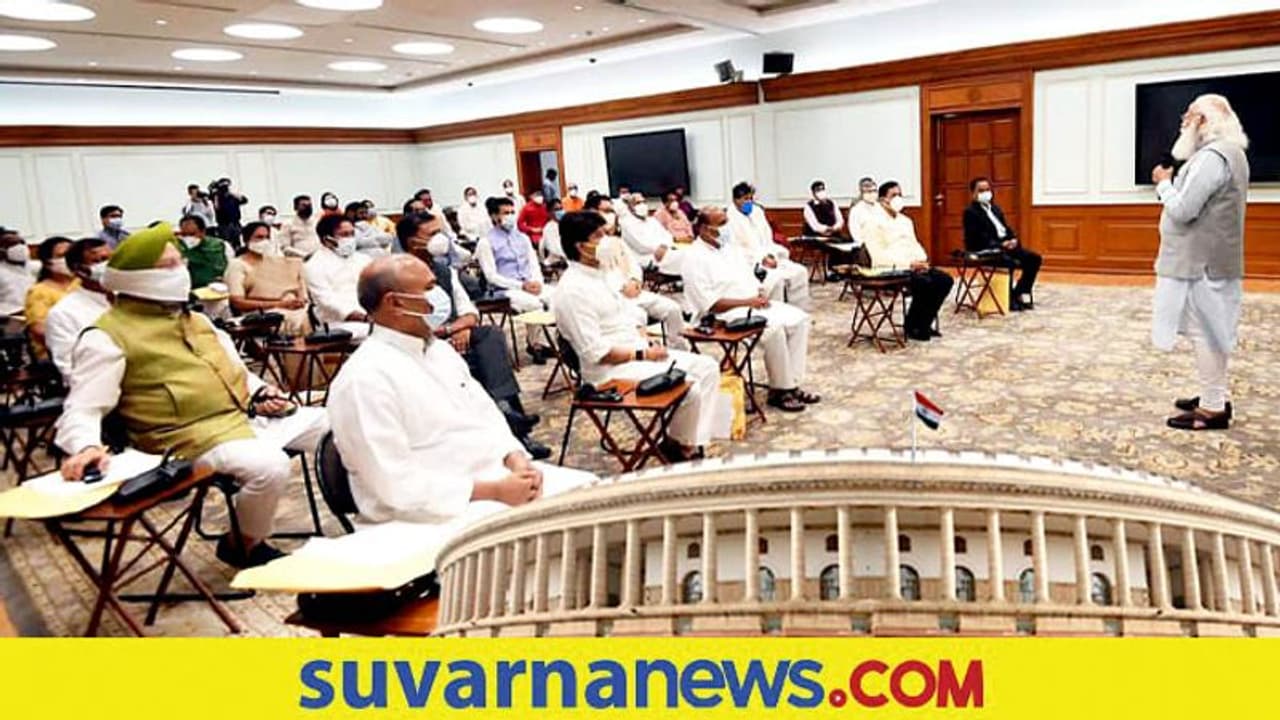 ಸಂಪುಟ ಪುನಾರಚನೆ: ಮೋದಿ ಸಂಪುಟಕ್ಕೆ 43 ಸಚಿವರು, ಇಲ್ಲಿದೆ ಸಂಪೂರ್ಣ ಲಿಸ್ಟ್ ಸಂಪುಟ ಪುನಾರಚನೆ: ಮೋದಿ ಸಂಪುಟಕ್ಕೆ 43 ಸಚಿವರು, ಇಲ್ಲಿದೆ ಸಂಪೂರ್ಣ ಲಿಸ್ಟ್