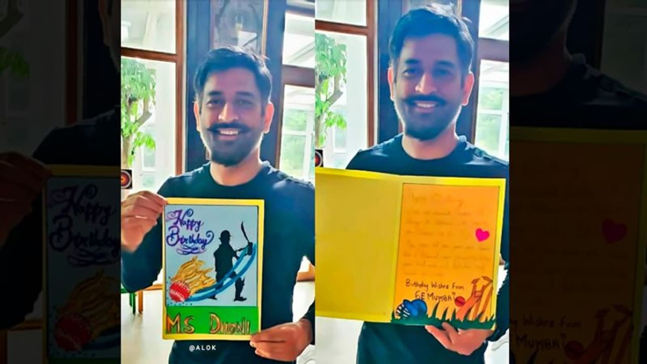 बर्थडे पर सामने आई एमएस धोनी की फोटो, ब्लैक कलर के कैजुअल वेयर कूल दिखें 'कैप्टन' बर्थडे पर सामने आई एमएस धोनी की फोटो, ब्लैक कलर के कैजुअल वेयर कूल दिखें 'कैप्टन'