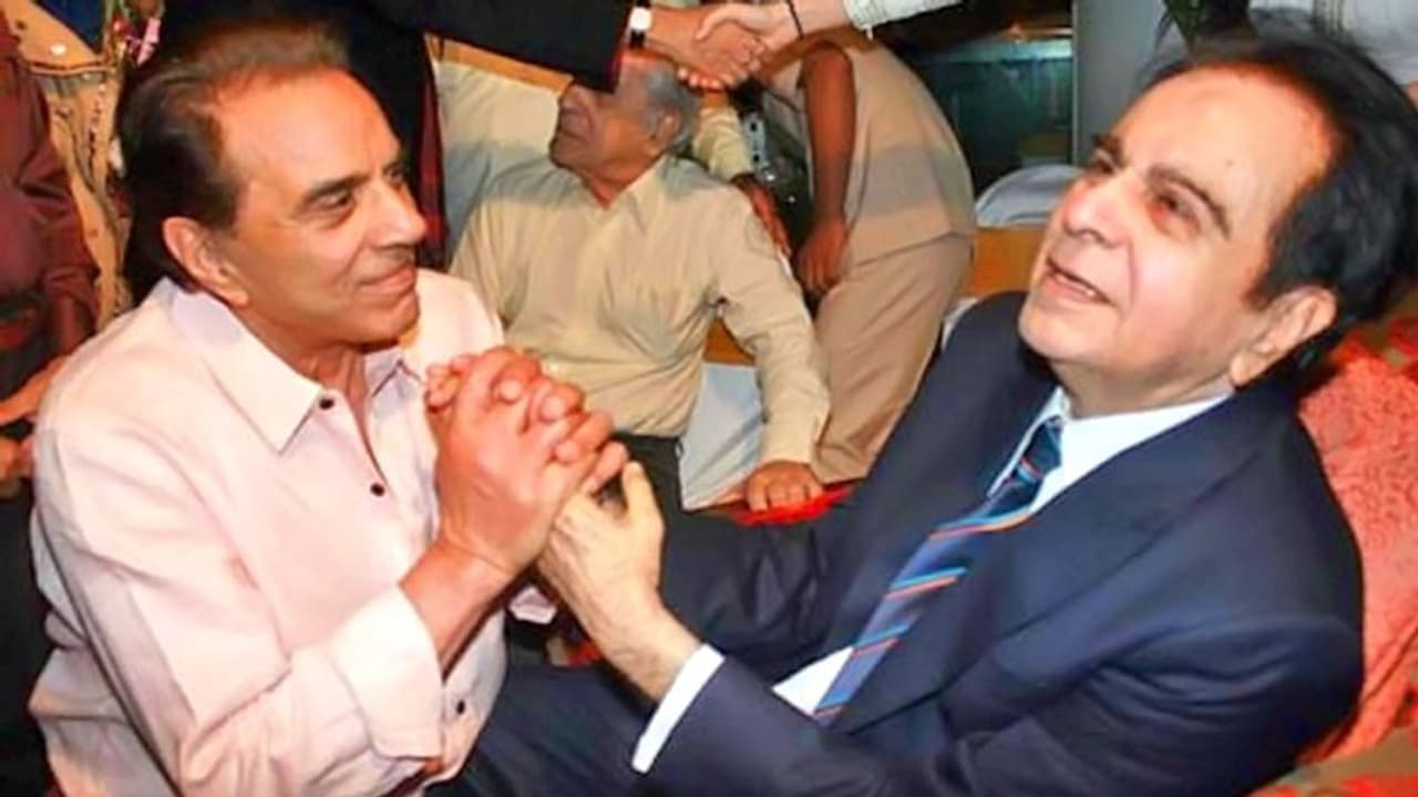 दिलीप साहब के निधन से सदमे में धर्मेन्द्र, बोले उनका घर देखता तो लगता था कि हज कर आया हूं