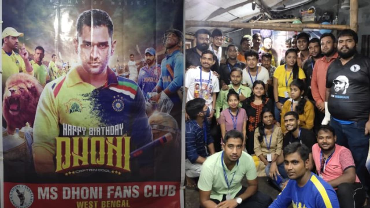 'সবসময় আলাদা কিছু করতে ভালোবাসেন ধোনি', ৪০তম জন্মদিন অন্যভাবে পালন করলেন ভক্তরাও 'সবসময় আলাদা কিছু করতে ভালোবাসেন ধোনি', ৪০তম জন্মদিন অন্যভাবে পালন করলেন ভক্তরাও