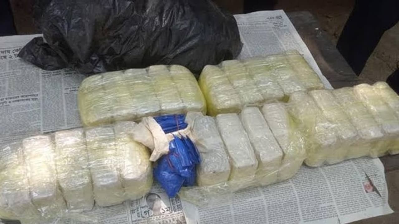 সবজির বস্তার আড়ালে কোটি টাকার মাদক উদ্ধার, গ্রেপ্তার তিন পাচারকারী সবজির বস্তার আড়ালে কোটি টাকার মাদক উদ্ধার, গ্রেপ্তার তিন পাচারকারী