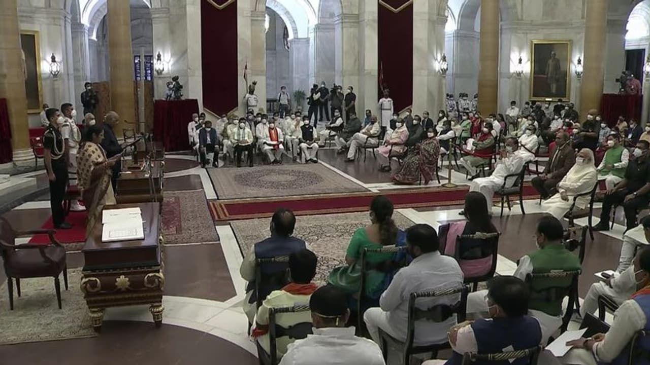 ಮೋದಿ ಸಂಪುಟ : ಕರ್ನಾಟಕದ ನಾಲ್ವರು ಸೇರಿ 43 ಸಚಿವರಿಂದ ಪ್ರಮಾಣ ವಚನ ಸ್ವೀಕಾರ!