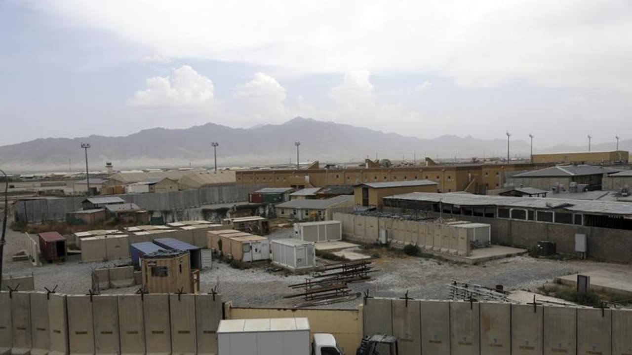 നട്ടപ്പാതിരയ്ക്ക് ആരോടും പറയാതെ യുഎസ് സൈന്യം അഫ്ഗാനിസ്താനില്നിന്ന് സ്ഥലംവിട്ടു, തമാശവാര്ത്ത സത്യമായി നട്ടപ്പാതിരയ്ക്ക് ആരോടും പറയാതെ യുഎസ് സൈന്യം അഫ്ഗാനിസ്താനില്നിന്ന് സ്ഥലംവിട്ടു, തമാശവാര്ത്ത സത്യമായി