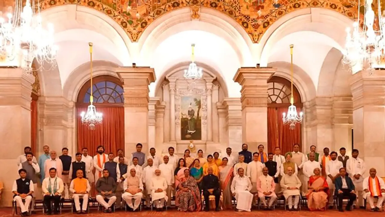 मोदी कैबिनेट का विस्तारः 15 कैबिनेट 28 राज्यमंत्रियों ने ली शपथ, 1st टाइम 11 महिलाएं बनीं मंत्री मोदी कैबिनेट का विस्तारः 15 कैबिनेट 28 राज्यमंत्रियों ने ली शपथ, 1st टाइम 11 महिलाएं बनीं मंत्री