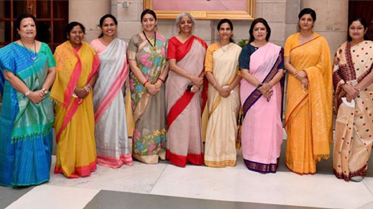 मोदी कैबिनेट की पहली मीटिंग आज, टीम में पहली बार 11 महिला मंत्री शामिल, साड़ी में दिखी भारत की 'नारी शक्ति' मोदी कैबिनेट की पहली मीटिंग आज, टीम में पहली बार 11 महिला मंत्री शामिल, साड़ी में दिखी भारत की 'नारी शक्ति'
