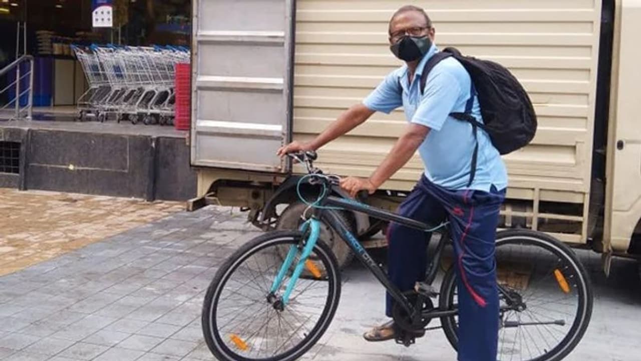 70 साल के बुजुर्ग व्यक्ति ने कायम की मिसाल, कई कई किलोमीटर तक साइकिल चलाकर की कोरोना मरीजों की मदद 70 साल के बुजुर्ग व्यक्ति ने कायम की मिसाल, कई कई किलोमीटर तक साइकिल चलाकर की कोरोना मरीजों की मदद