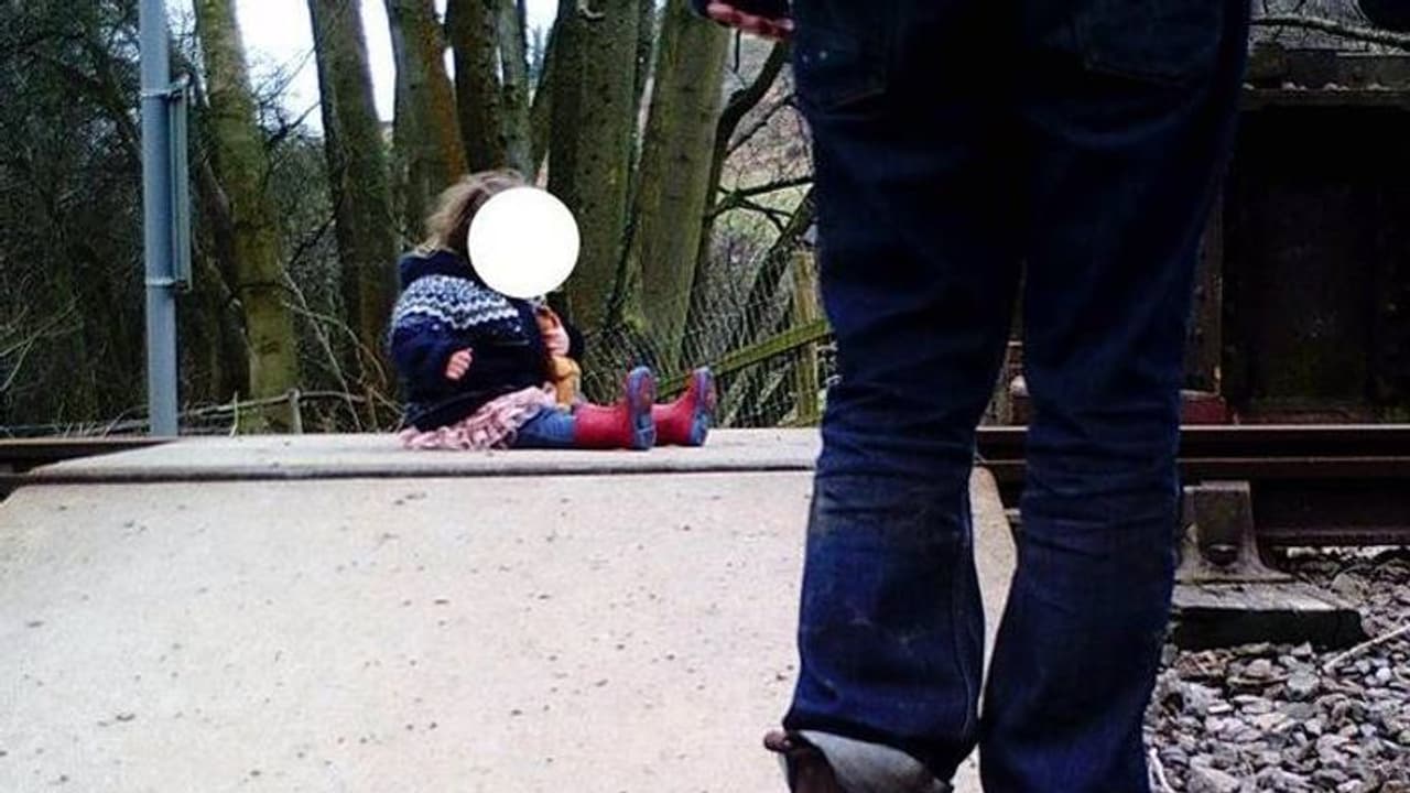 ചിത്രമെടുക്കാനായി കുഞ്ഞിനെ ഇരുത്തിയത് റെയിൽവെ ക്രോസിംഗിൽ! ചിത്രമെടുക്കാനായി കുഞ്ഞിനെ ഇരുത്തിയത് റെയിൽവെ ക്രോസിംഗിൽ!