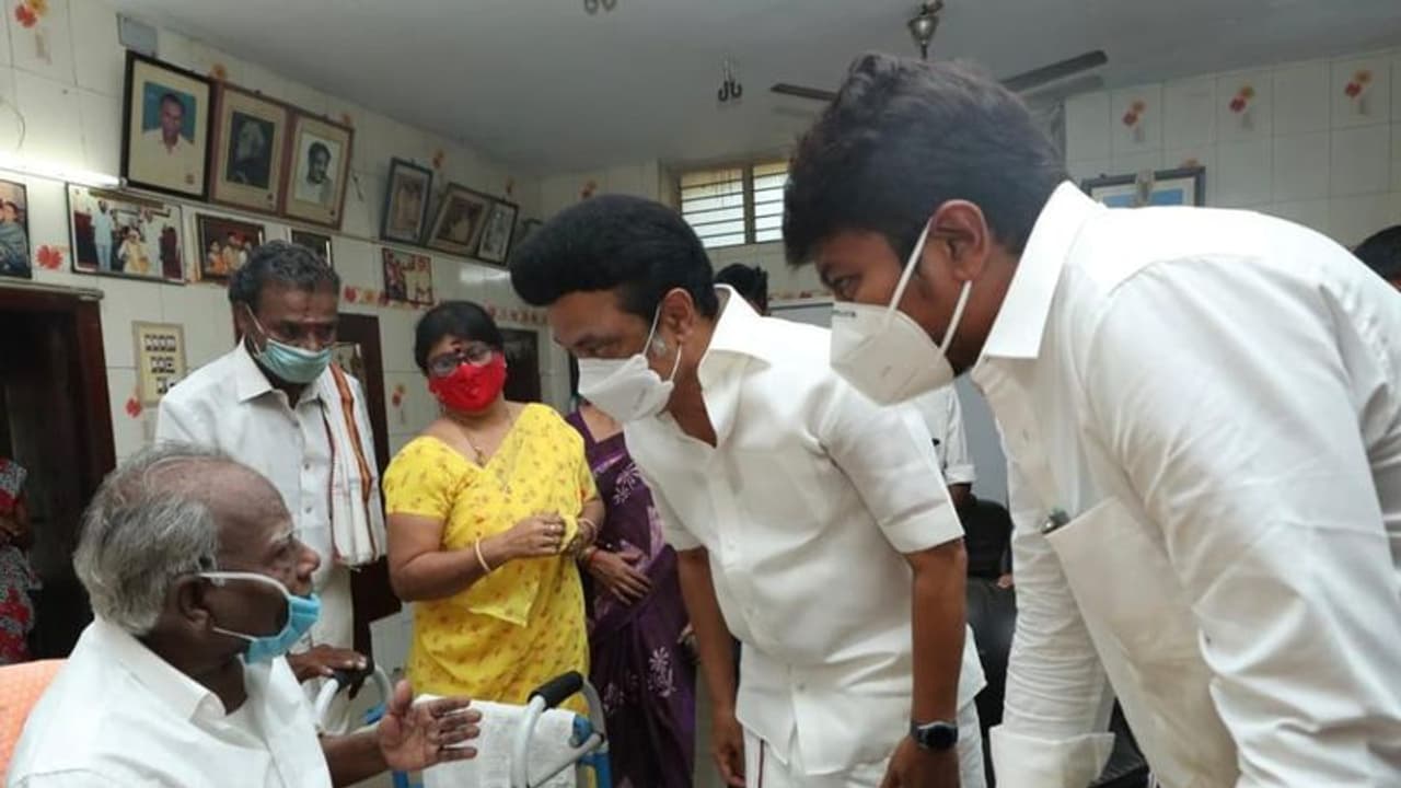 சூப்பர் போட்டோ..! காமராஜருக்கு பிறகு ஒரு அரிய காட்சி. சூப்பர் போட்டோ..! காமராஜருக்கு பிறகு ஒரு அரிய காட்சி.