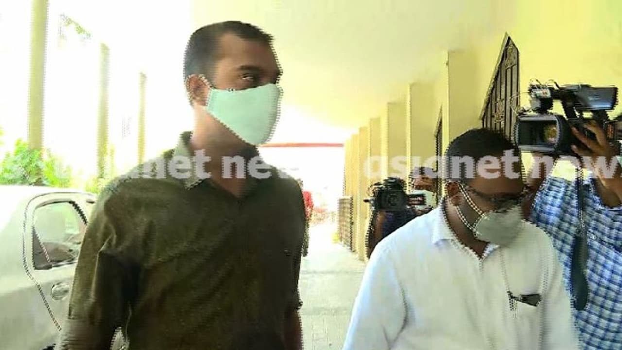 സ്വർണക്കടത്ത്: ആദ്യം അസൗകര്യം അറിയിച്ച ഷാഫി ചോദ്യം ചെയ്യലിന് ഹാജരായി; കസ്റ്റംസ് മടക്കി അയച്ചു സ്വർണക്കടത്ത്: ആദ്യം അസൗകര്യം അറിയിച്ച ഷാഫി ചോദ്യം ചെയ്യലിന് ഹാജരായി; കസ്റ്റംസ് മടക്കി അയച്ചു