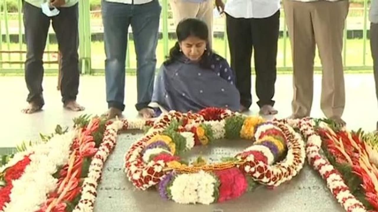 వైఎస్సార్కు ఘన నివాళి అర్పించిన వైఎస్ భారతి వైఎస్సార్కు ఘన నివాళి అర్పించిన వైఎస్ భారతి