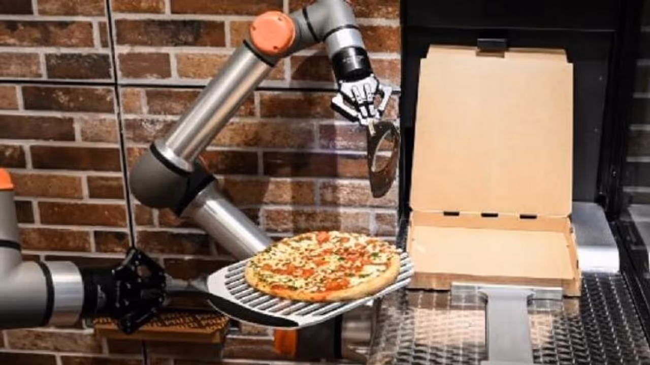 ഈ റെസ്റ്റോറന്‍റില്‍ പിസ ഉണ്ടാക്കുന്നത് റോബോട്ടുകൾ; വൈറലായി വീഡിയോ