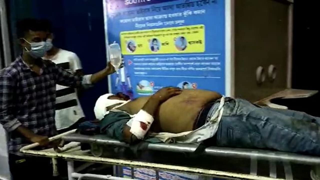 অতিরিক্ত ভিড় স্টাফ স্পেশাল ট্রেনে, হাত ফসকে রেললাইনে পড়ে জখম যাত্রী অতিরিক্ত ভিড় স্টাফ স্পেশাল ট্রেনে, হাত ফসকে রেললাইনে পড়ে জখম যাত্রী