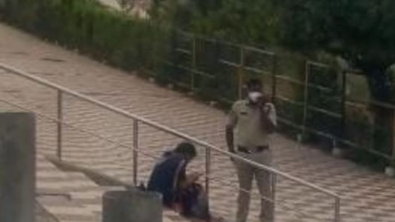 కృష్ణా నదీ తీరంలో తీవ్ర గాయాలతో యువతి... కాపాడిన పోలీసులు కృష్ణా నదీ తీరంలో తీవ్ర గాయాలతో యువతి... కాపాడిన పోలీసులు