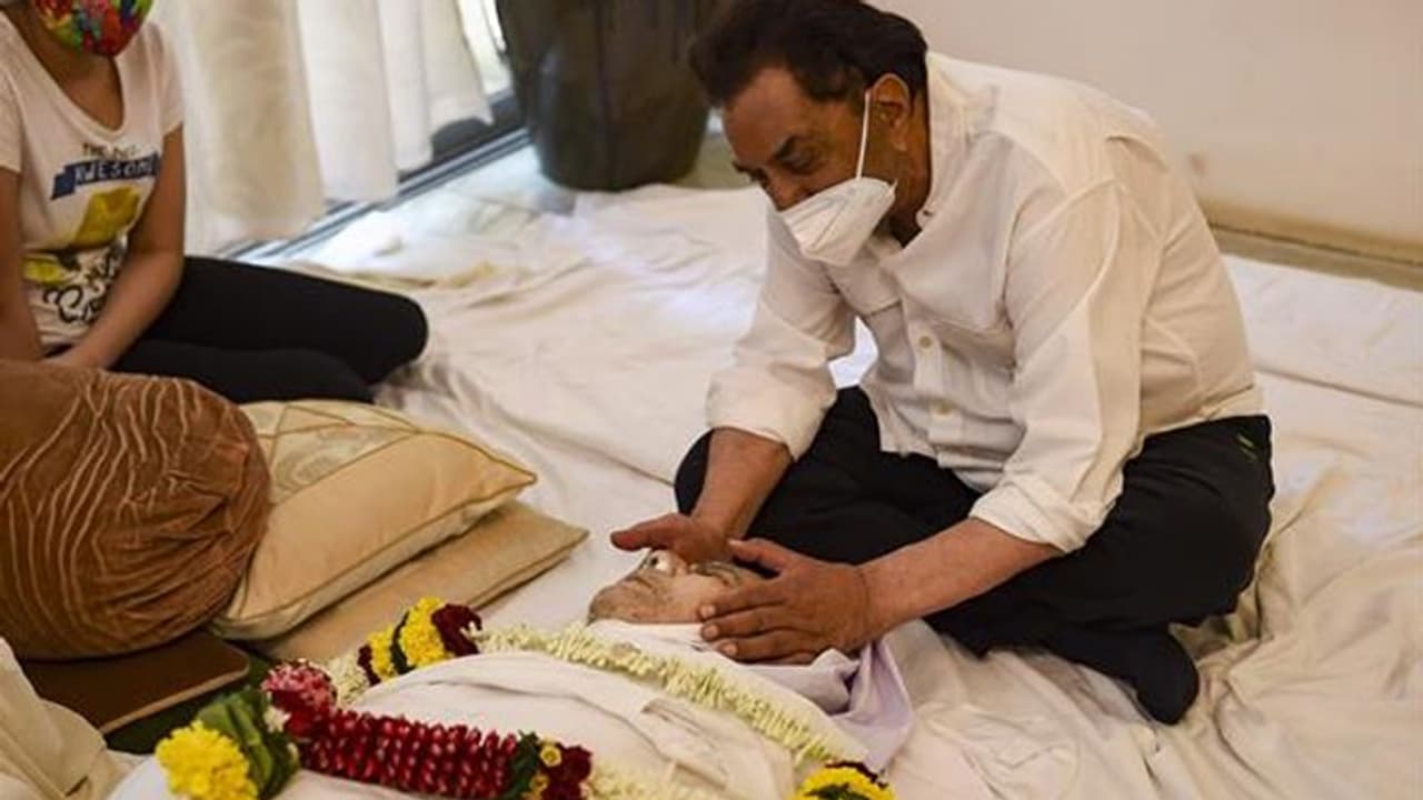 दिलीप कुमार को आखिरी बार देख खुद पर काबू नहीं रख पाए धर्मेंद्र, रोते हुए बोले जान निकल गई मेरी दिलीप कुमार को आखिरी बार देख खुद पर काबू नहीं रख पाए धर्मेंद्र, रोते हुए बोले जान निकल गई मेरी