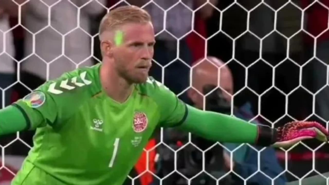 കാസ്പർ ഷ്മൈക്കലിന്റെ ശ്രദ്ധതിരിക്കാൻ കാണികളുടെ വക ലേസർ ലൈറ്റ് പ്രയോഗവും കാസ്പർ ഷ്മൈക്കലിന്റെ ശ്രദ്ധതിരിക്കാൻ കാണികളുടെ വക ലേസർ ലൈറ്റ് പ്രയോഗവും