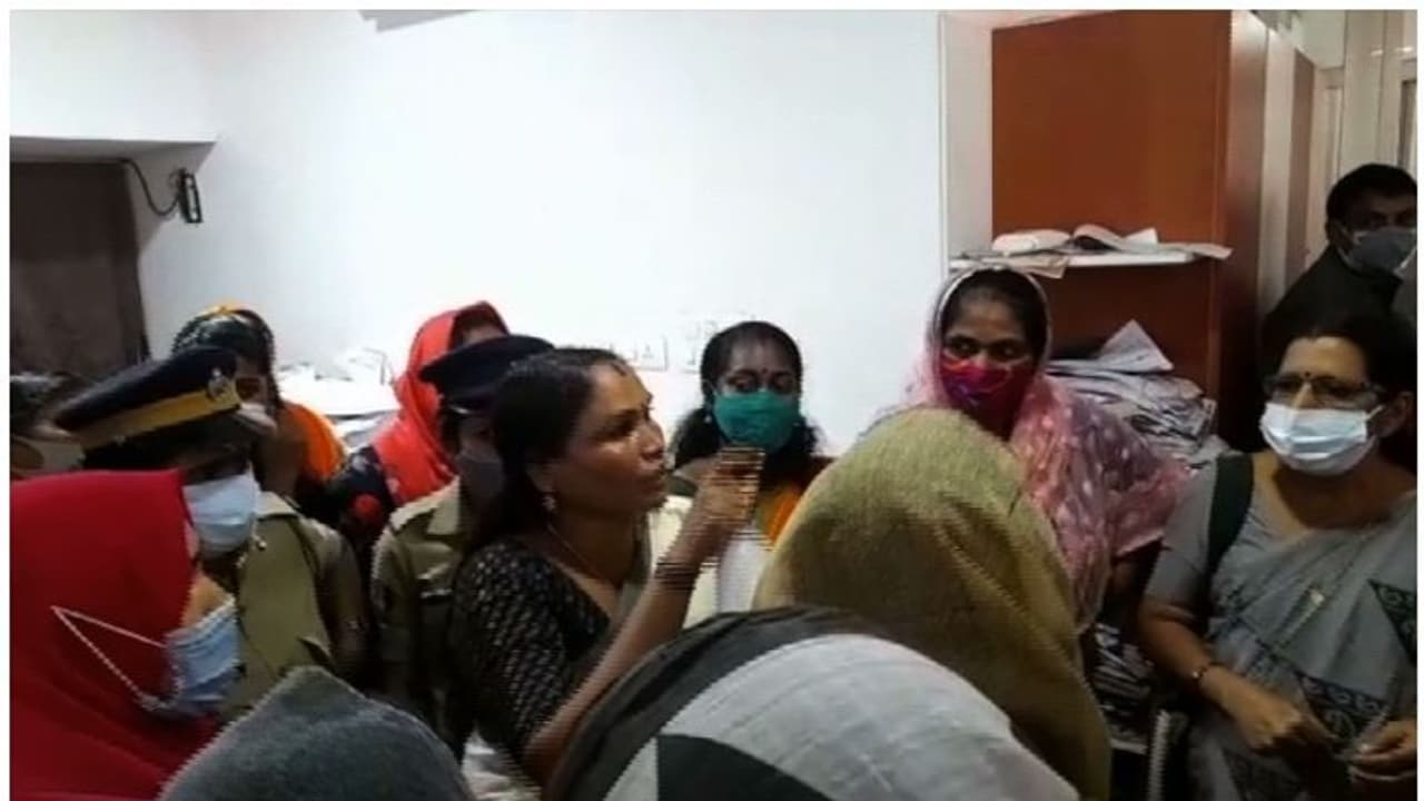 കരാർ ജീവനക്കാരുടെ നിയമനം; തൃക്കാക്കര നഗരസഭയിൽ ഭരണ പ്രതിപക്ഷ അംഗങ്ങള് തമ്മിൽ കയ്യാങ്കളി കരാർ ജീവനക്കാരുടെ നിയമനം; തൃക്കാക്കര നഗരസഭയിൽ ഭരണ പ്രതിപക്ഷ അംഗങ്ങള് തമ്മിൽ കയ്യാങ്കളി