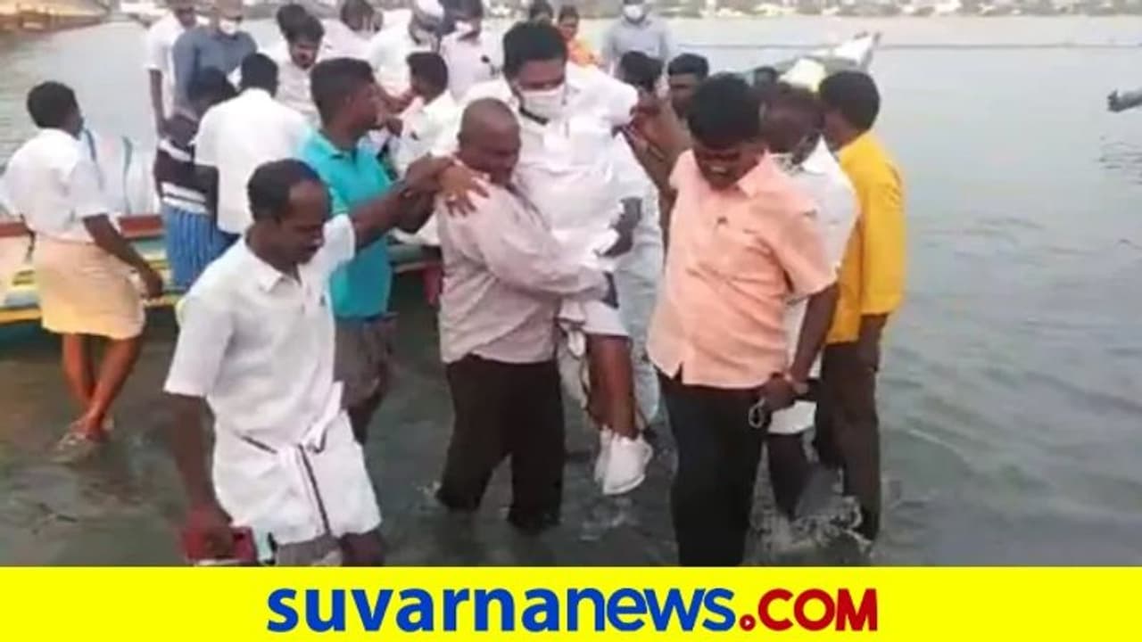 ಸ್ವಲ್ಪ ಎತ್ಕೊಂಡ್ ಹೋಗ್ರಪ್ಪಾ, ಶೂ ನೆನೆಯುತ್ತೆ ಎಂದ ಮೀನುಗಾರಿಕಾ ಸಚಿವ ಸ್ವಲ್ಪ ಎತ್ಕೊಂಡ್ ಹೋಗ್ರಪ್ಪಾ, ಶೂ ನೆನೆಯುತ್ತೆ ಎಂದ ಮೀನುಗಾರಿಕಾ ಸಚಿವ