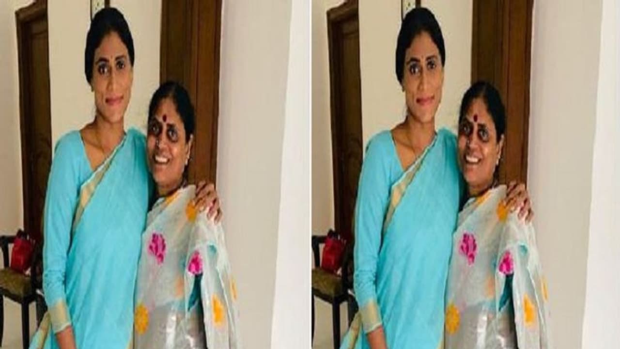 ఇది మహాయజ్జం.. అమ్మ ఆశీర్వదం, నాన్న దీవెనలతో విజయం మనదే : వైఎస్ షర్మిల ఇది మహాయజ్జం.. అమ్మ ఆశీర్వదం, నాన్న దీవెనలతో విజయం మనదే : వైఎస్ షర్మిల