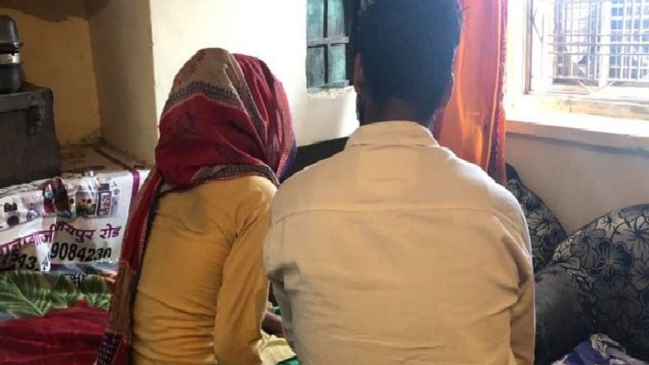 अलवर फिर शर्मसार: 7 दरिंदों ने एक रात में 3 जगह पर लड़की से किया गैंगरेप, एक सप्ताह में तीसरी घटना अलवर फिर शर्मसार: 7 दरिंदों ने एक रात में 3 जगह पर लड़की से किया गैंगरेप, एक सप्ताह में तीसरी घटना