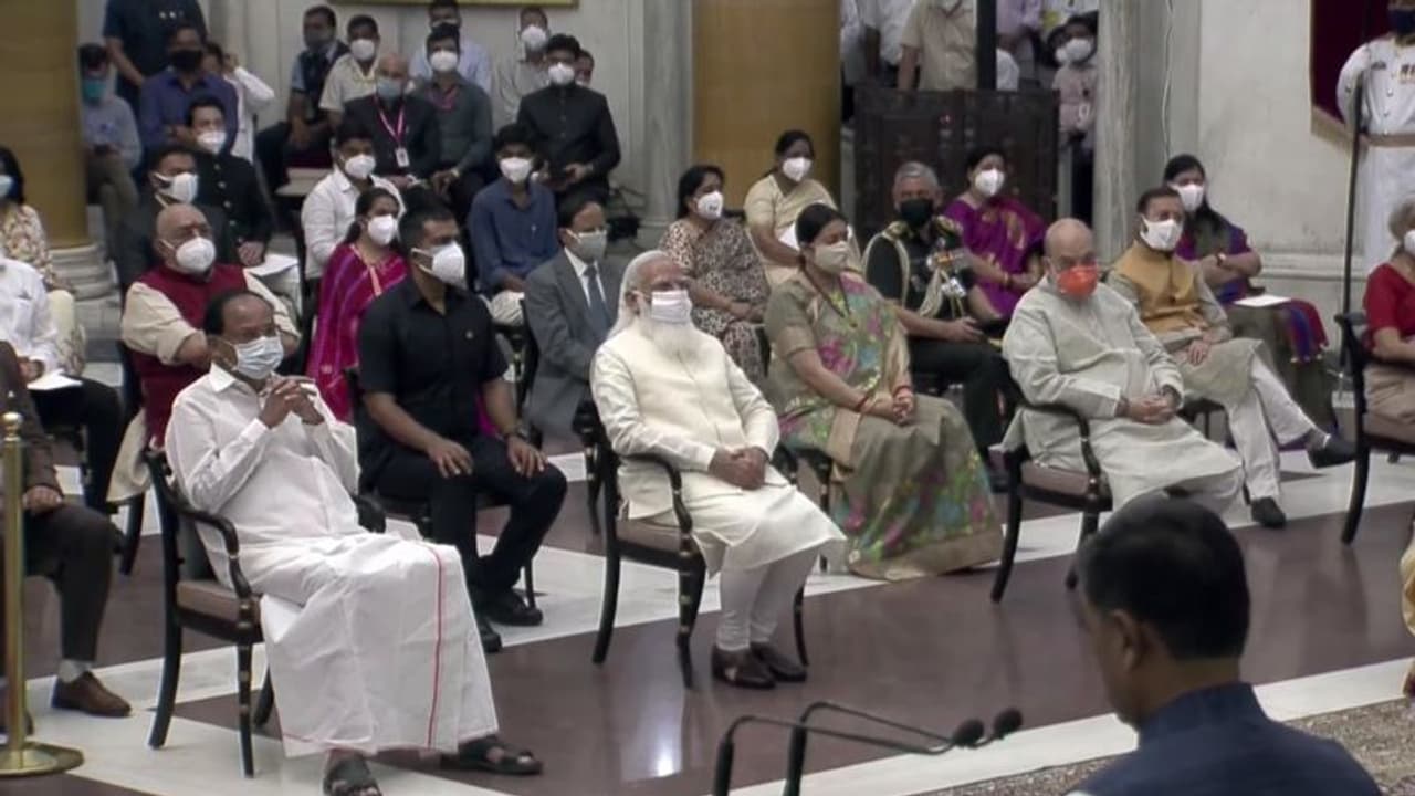 করোনা মোকাবিলা থেকে এপিএমসি, প্রথম বৈঠকেই বিরাট সিদ্ধান্ত নিল নয়া মন্ত্রিসভা করোনা মোকাবিলা থেকে এপিএমসি, প্রথম বৈঠকেই বিরাট সিদ্ধান্ত নিল নয়া মন্ত্রিসভা