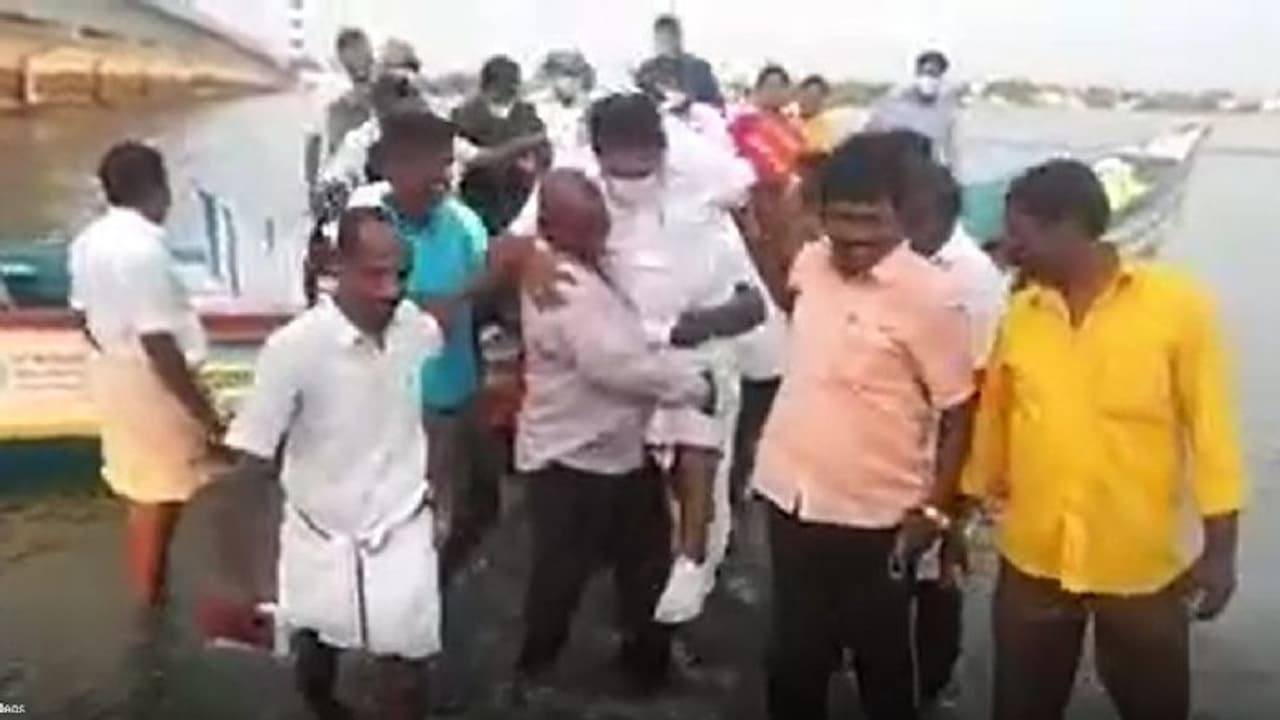 হঠাৎ কোলে চড়ে এটা কী করলেন মন্ত্রী, দেখুন সেই মুহুর্তের ভিডিও হঠাৎ কোলে চড়ে এটা কী করলেন মন্ত্রী, দেখুন সেই মুহুর্তের ভিডিও