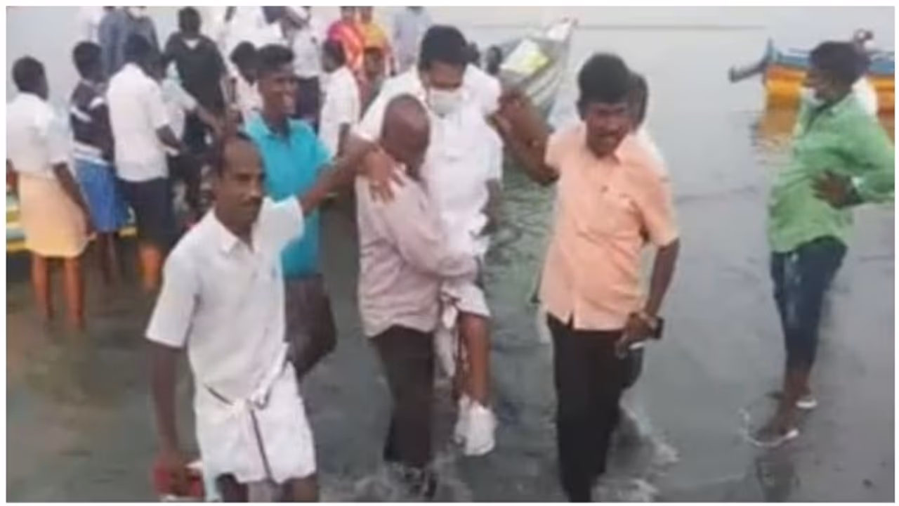 காலை வைக்கத் தயக்கம்... அமைச்சரை அலேக்காக தூக்கிச் சென்ற மீனவர்..! காலை வைக்கத் தயக்கம்... அமைச்சரை அலேக்காக தூக்கிச் சென்ற மீனவர்..!