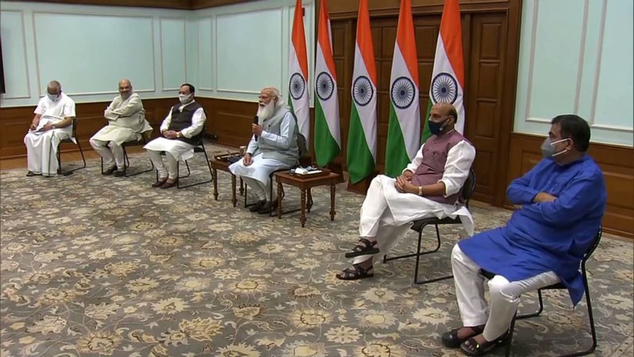 కరోనా ఇంకా వెళ్లిపోలేదు, ప్రజలు అలక్ష్యంగా ఉండడం ప్రమాదం: మంత్రులతో ప్రధాని మోడీ కరోనా ఇంకా వెళ్లిపోలేదు, ప్రజలు అలక్ష్యంగా ఉండడం ప్రమాదం: మంత్రులతో ప్రధాని మోడీ