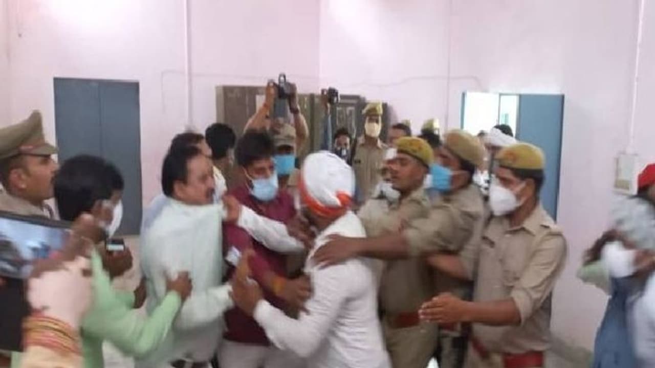 UP ब्लॉक चुनाव में खुलेआम फायरिंग और लाठी डंडों से हमला, पत्रकारों को दौड़ा दौड़ाकर पीटा..पुलिस देखती रही UP ब्लॉक चुनाव में खुलेआम फायरिंग और लाठी डंडों से हमला, पत्रकारों को दौड़ा दौड़ाकर पीटा..पुलिस देखती रही