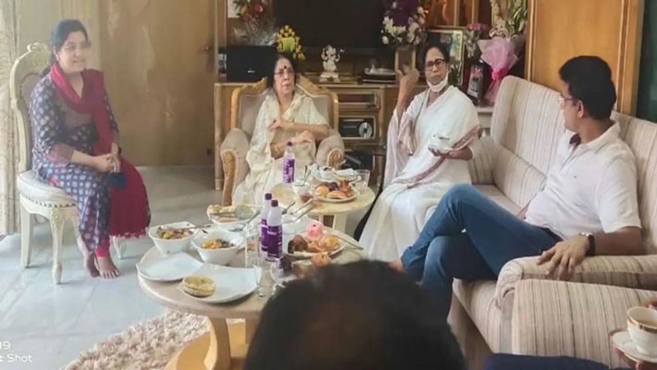 'दीदी' की 'दादा' से मुलाकात: मुख्यमंत्री ममता बनर्जी अचानक पहुंची बीसीसीआई अध्यक्ष सौरभ गांगुली के घर 'दीदी' की 'दादा' से मुलाकात: मुख्यमंत्री ममता बनर्जी अचानक पहुंची बीसीसीआई अध्यक्ष सौरभ गांगुली के घर