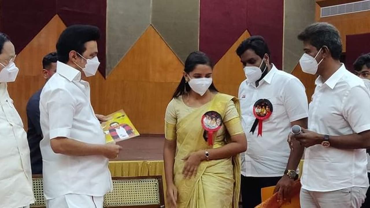 ஏட்டு சுரக்காய் போதும்... அனுபவ பாடம் வேணும்.. திமுகவில் சேர்ந்தது பற்றி விளக்கிய பத்மபிரியா..! ஏட்டு சுரக்காய் போதும்... அனுபவ பாடம் வேணும்.. திமுகவில் சேர்ந்தது பற்றி விளக்கிய பத்மபிரியா..!