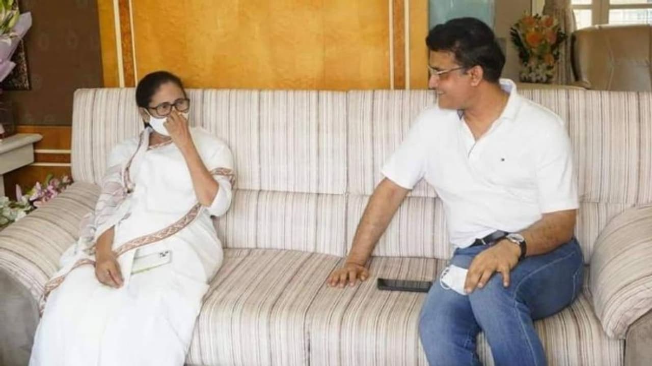 জন্মদিনে বেহালার বাড়িতে সৌরভ মমতা সাক্ষাৎ, একে অপরকে দিলেন উপহার জন্মদিনে বেহালার বাড়িতে সৌরভ মমতা সাক্ষাৎ, একে অপরকে দিলেন উপহার