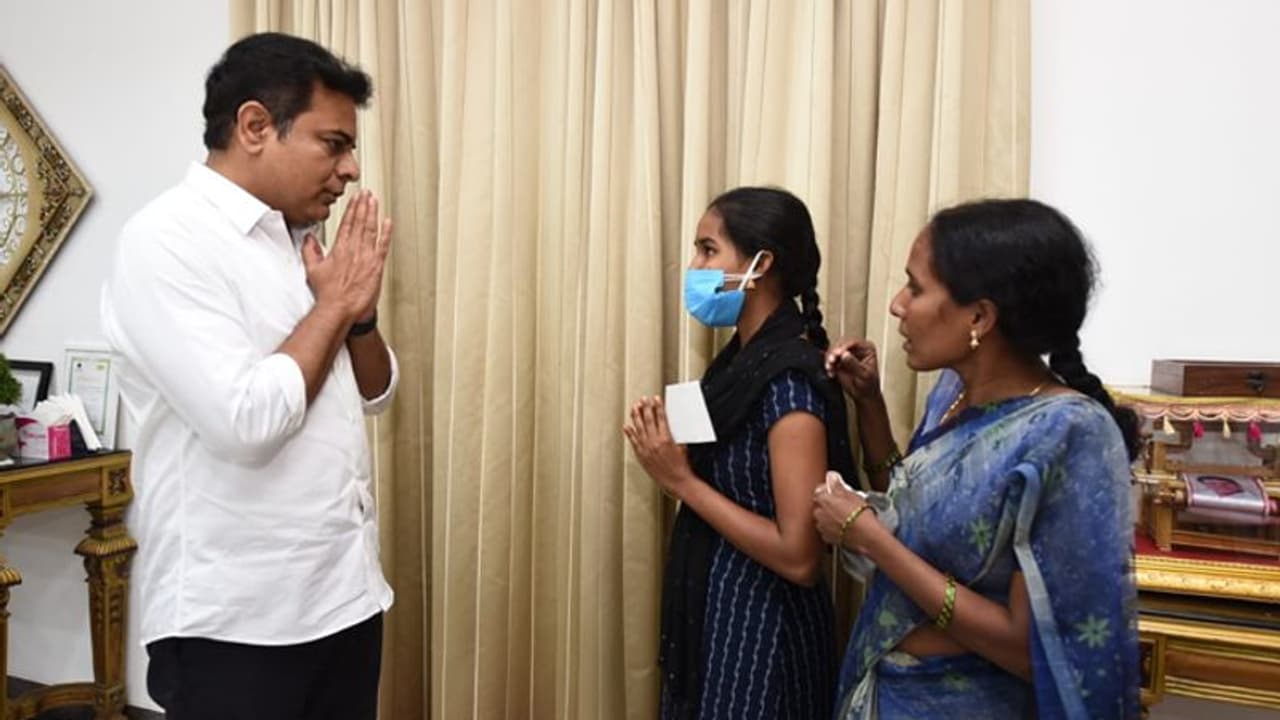 కేటీఆర్ పెద్ద మనసు: ఐఏఎస్ అభ్యర్ధి ఐశ్వర్య రెడ్డి కుటుంబానికి ఆర్ధిక సాయం కేటీఆర్ పెద్ద మనసు: ఐఏఎస్ అభ్యర్ధి ఐశ్వర్య రెడ్డి కుటుంబానికి ఆర్ధిక సాయం