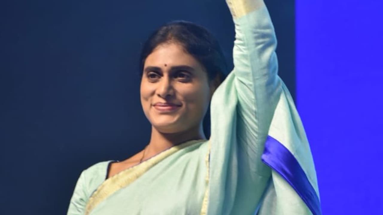 కంట్లో కారం కొట్టి నోట్లో బెల్లం .. కేసీఆర్ పాలన అంతా గారడీయే: షర్మిల కంట్లో కారం కొట్టి నోట్లో బెల్లం .. కేసీఆర్ పాలన అంతా గారడీయే: షర్మిల