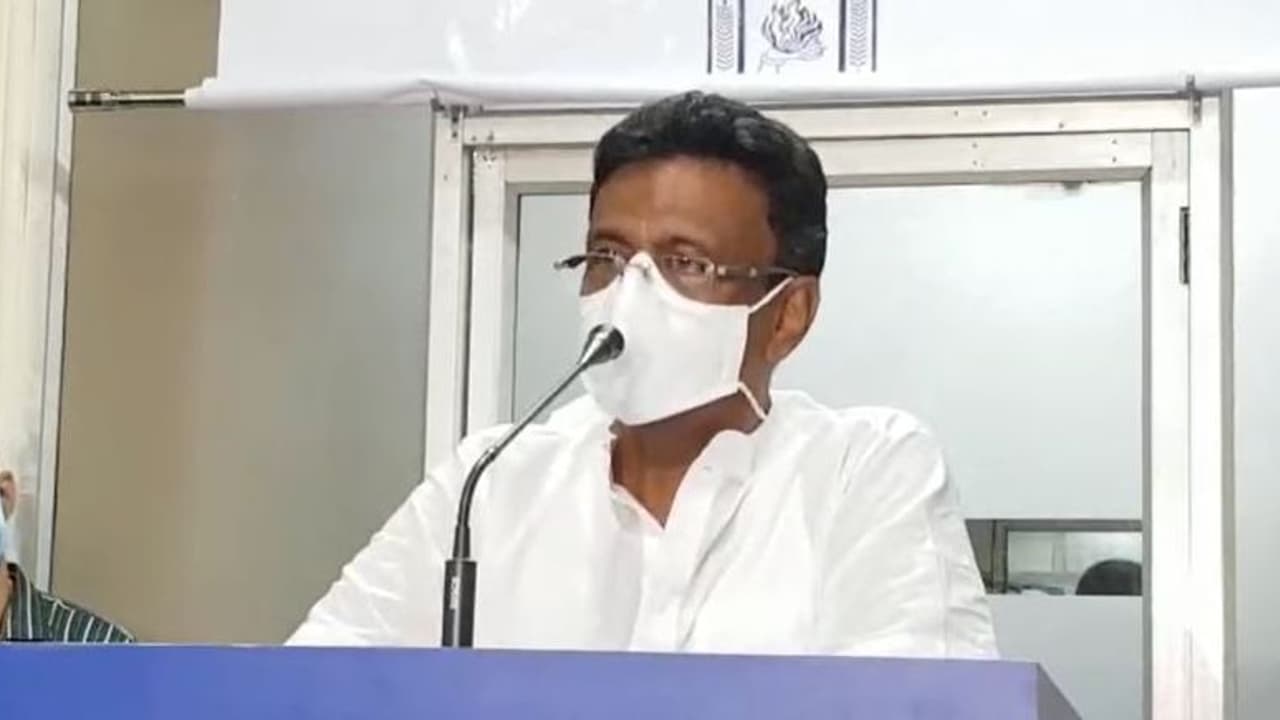 আগামীকাল থেকেই শহরের ১৬ টি স্কুলে ভ্যাকসিনেশন চালু হবে, বার্তা ফিরহাদের আগামীকাল থেকেই শহরের ১৬ টি স্কুলে ভ্যাকসিনেশন চালু হবে, বার্তা ফিরহাদের