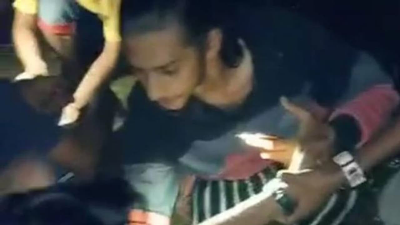 இணையத்தில் தீயாய் பரவிய இளைஞர்களின் செயல்... வைரல் வீடியோ ஆசாமிகளை பிடிக்க 4 போலீஸ் தனிப்படைகள் அமைப்பு...! இணையத்தில் தீயாய் பரவிய இளைஞர்களின் செயல்... வைரல் வீடியோ ஆசாமிகளை பிடிக்க 4 போலீஸ் தனிப்படைகள் அமைப்பு...!